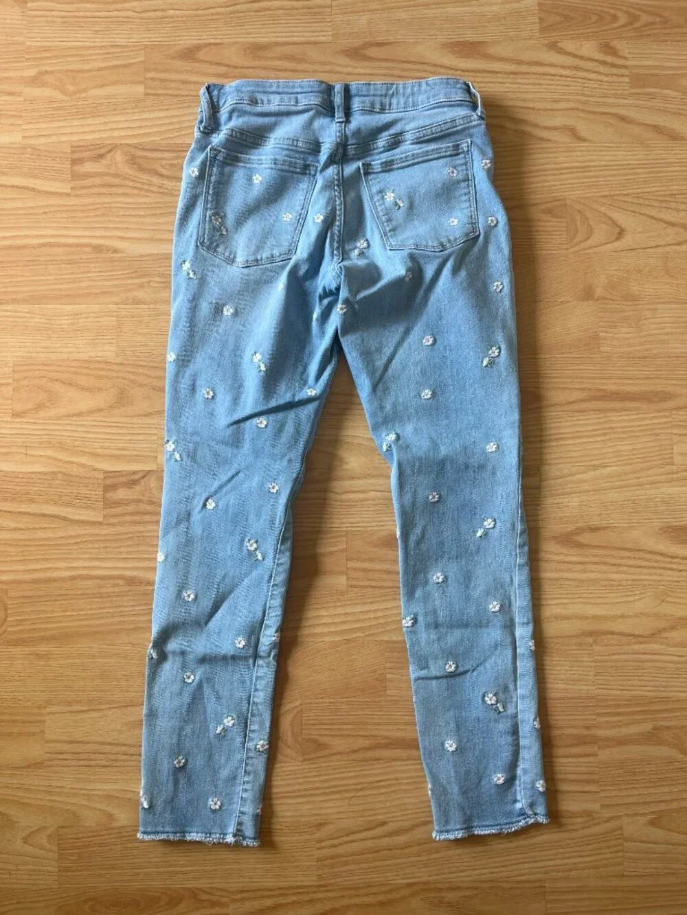 GAP Light Wash Skinny Jeans with Daisy Floral Embroidery Raw Hem